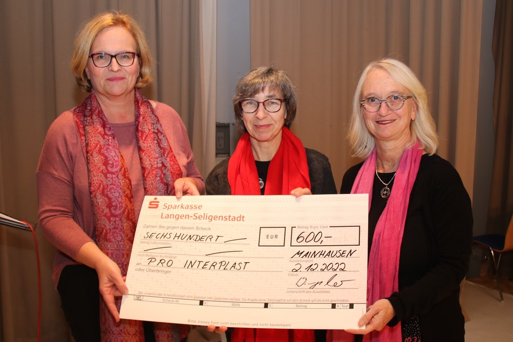 Drei Frauen halten einen großen Scheck der Sparkasse Langen-Seligenstadt über 600 Euro an Pro Interplast, ausgestellt in Mainhausen am 2.12.2022