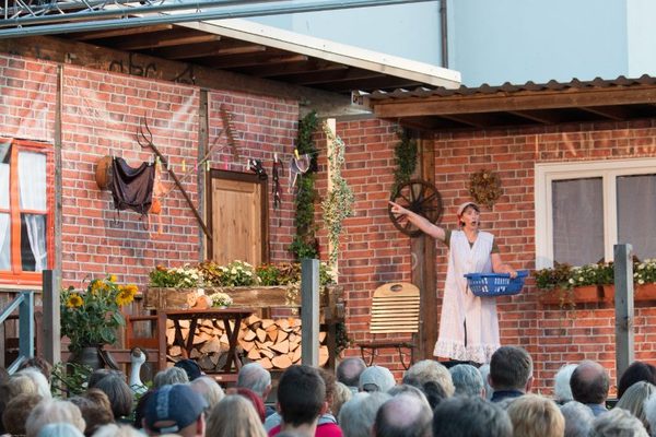 Foto 34 von 78 aus der Galerie Benefiz Open-Air Sommerkomödie