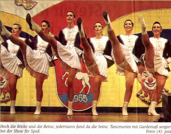 Sechs Tanzmariechen der Garde beim Beinwurf vor dem Schimmel-Wappen mit der Jahreszahl 1955, Zeitungsausschnitt