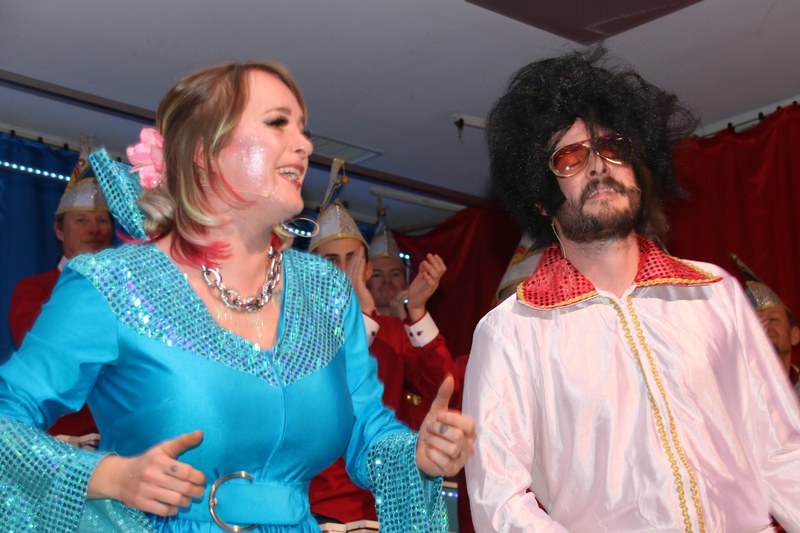 Denise Oftring im türkisfarbenen Glitzerkleid und David Knies als Elvis mit Perücke, Sonnenbrille und weißem Anzug