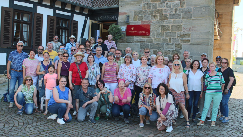 Gruppenbild der SVM-Reisegruppe vor einem Fachwerkhaus mit Restaurant am Deutschen Weintor